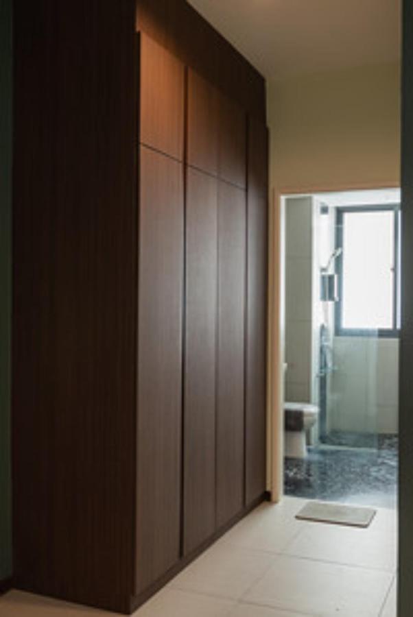 Deluxe Seaview Suite Twin Bed By The Only Bnb Tanjung Tokong Exterior photo