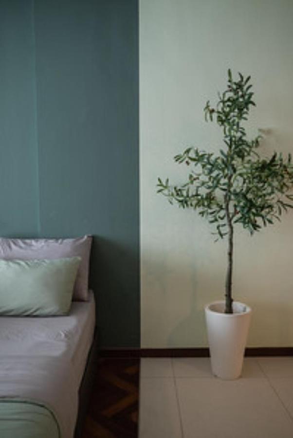 Deluxe Seaview Suite Twin Bed By The Only Bnb Tanjung Tokong Exterior photo